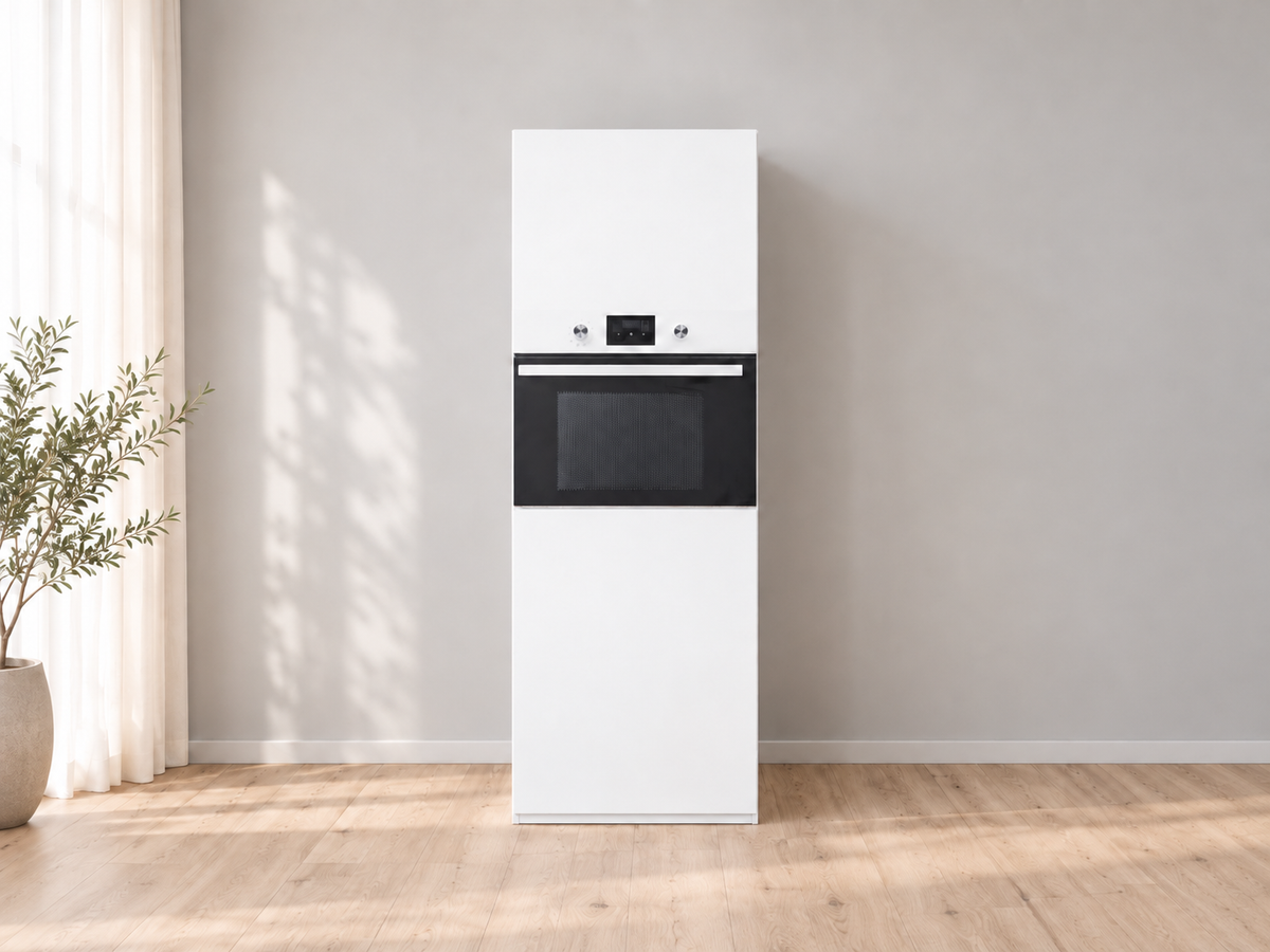Weißer ESSENTIAL Hochschrank aus Pappe als Küchenattrappe für Home Staging