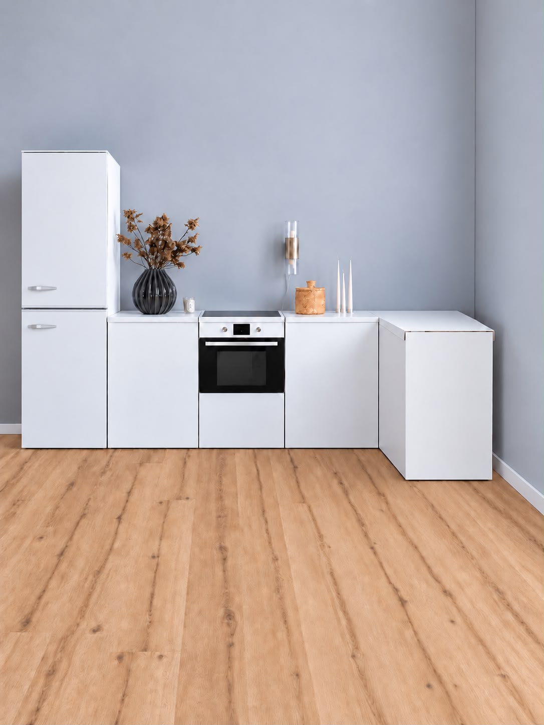 Weiße ESSENTIAL Eckküche aus Pappe in L-Form 300 × 120 cm mit Kühlschrankattrappe