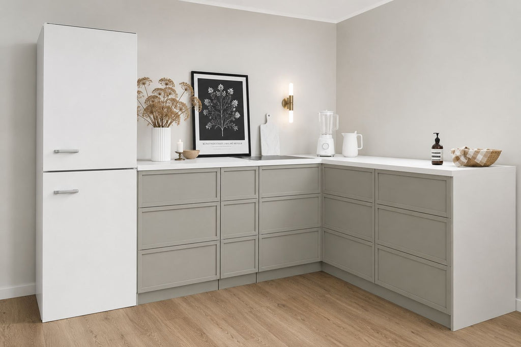 Home Staging Pappküche mit Kühlschrankattrappe in Greige