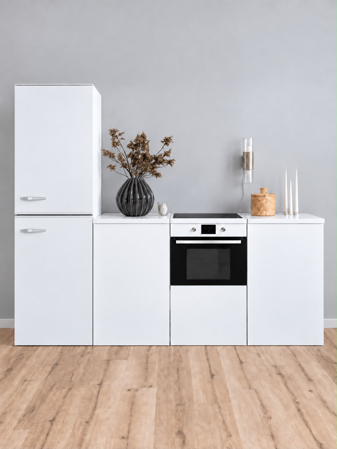 ESSENTIAL Pappküche 240 cm in Weiß mit Kühlschrank-Attrappe